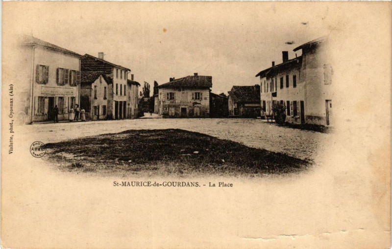 Carte postale ancienne Saint-Maurice-de-Gourdans La Place à Saint-Maurice-de-Gourdans