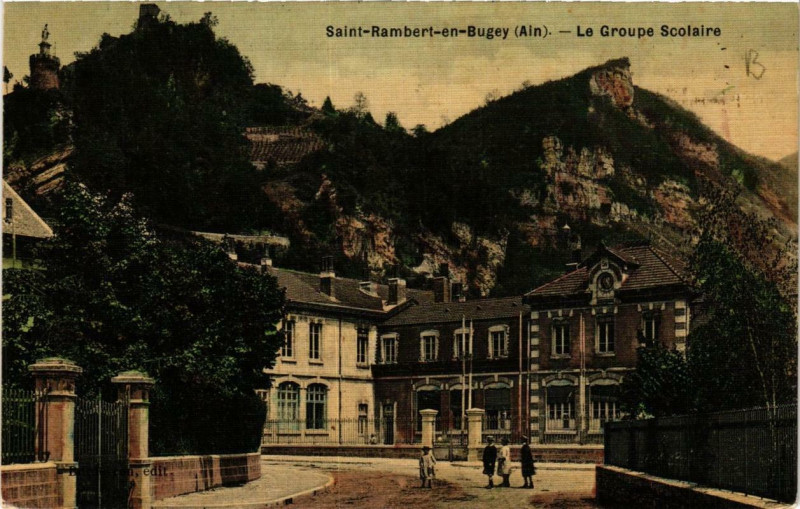 Carte postale ancienne Saint-Rambert-en-Bugey Le Groupe Scolaire à Saint-Rambert-en-Bugey