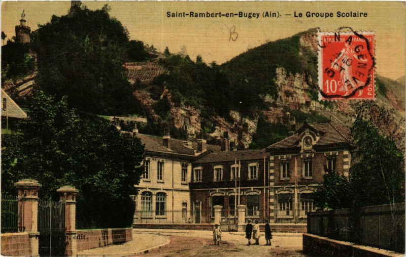 Carte postale ancienne Saint-Rambert-en-Bugey Le Groupe Scolaire à Saint-Rambert-en-Bugey