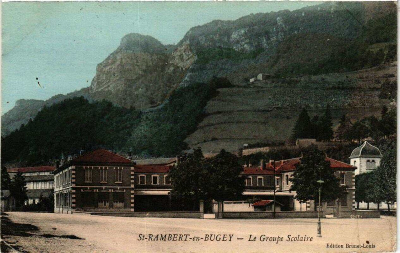 Carte postale ancienne Saint-Rambert-en-Bugey Le Groupe Scolaire à Saint-Rambert-en-Bugey