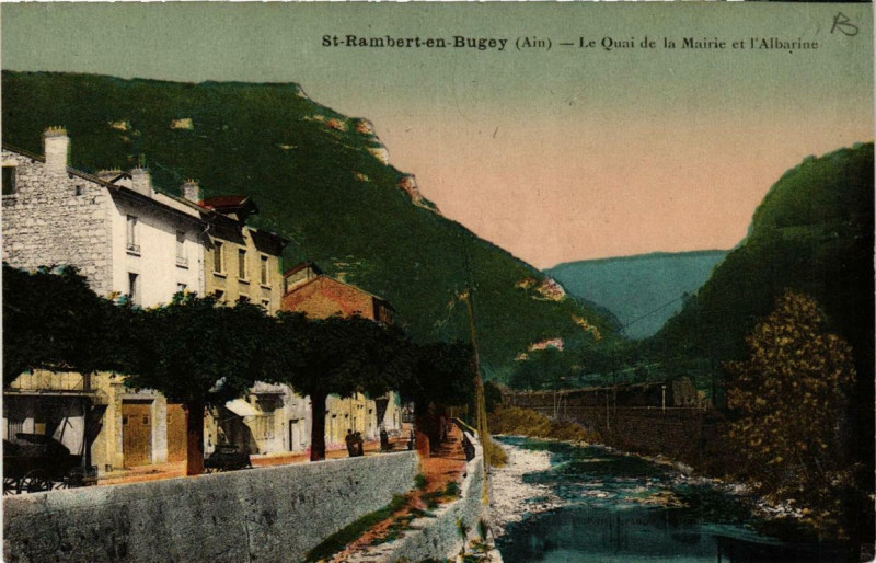 Carte postale ancienne Saint-Rambert-en-Bugey Le Quai de la Mairie et l'Albarine à Saint-Rambert-en-Bugey