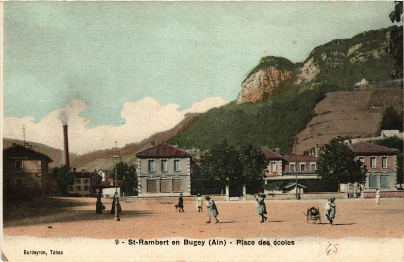 Carte postale ancienne Saint-Rambert-en-Bugey Place des Ecoles à Saint-Rambert-en-Bugey