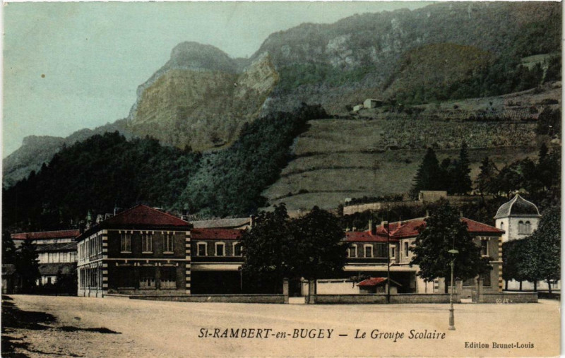 Carte postale ancienne Saint-Rambert-en-Bugey Le Groupe Scolaire à Saint-Rambert-en-Bugey
