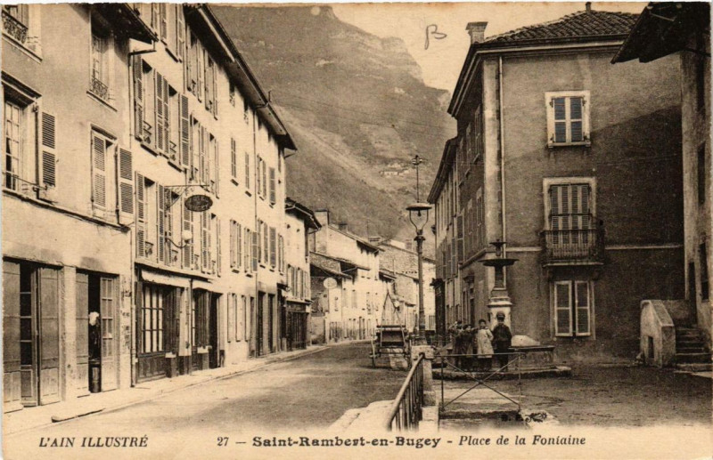 Carte postale ancienne Saint-Rambert-en-Bugey Place de la Foniaine à Saint-Rambert-en-Bugey
