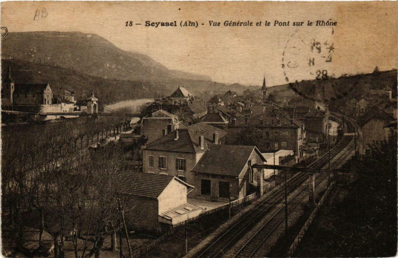 Carte postale ancienne Seyssel Vue générale et le Pont sur le Rhone à Seyssel