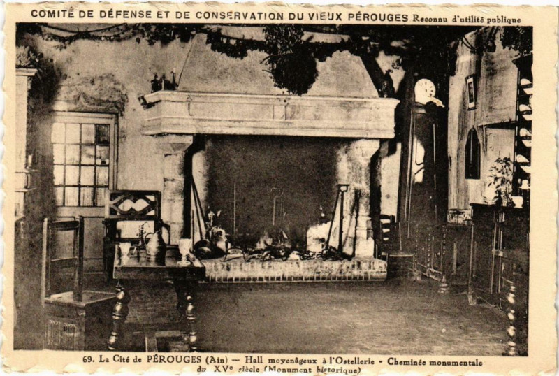 Carte postale ancienne Perouges Hall moyenageux a l'Ostellerie à Pérouges