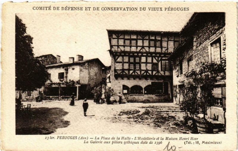 Carte postale ancienne Perouges La Place de la Halle L'Hostellerie et la Maison à Pérouges