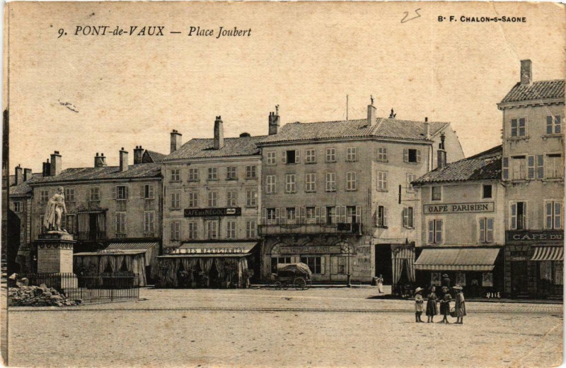 Carte postale ancienne Pont-de-Vaux Place Joubert à Pont-de-Vaux