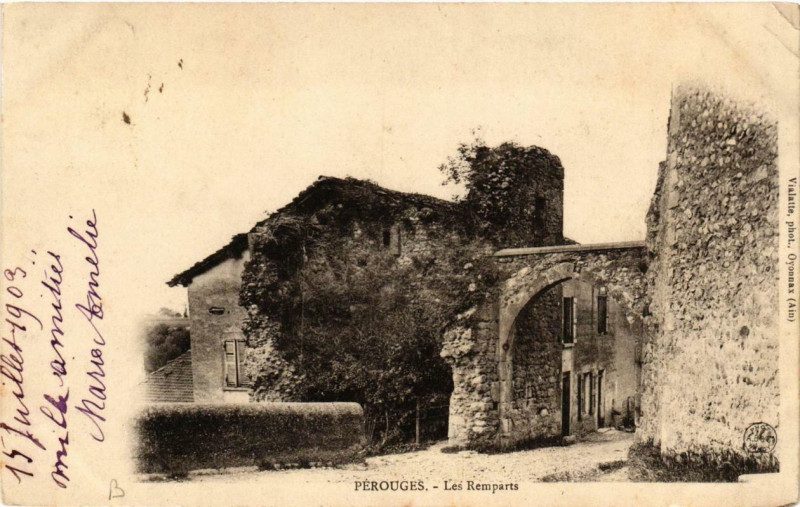 Carte postale ancienne Perouges Les Remparts à Pérouges