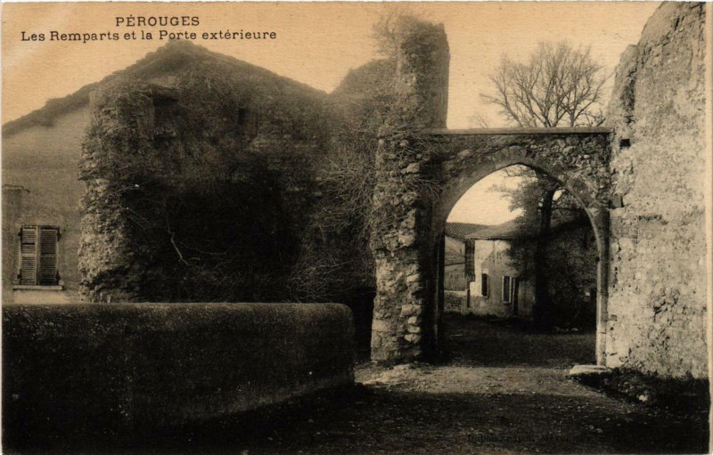 Carte postale ancienne Perouges Les Remparts et la Porte extérieure à Pérouges
