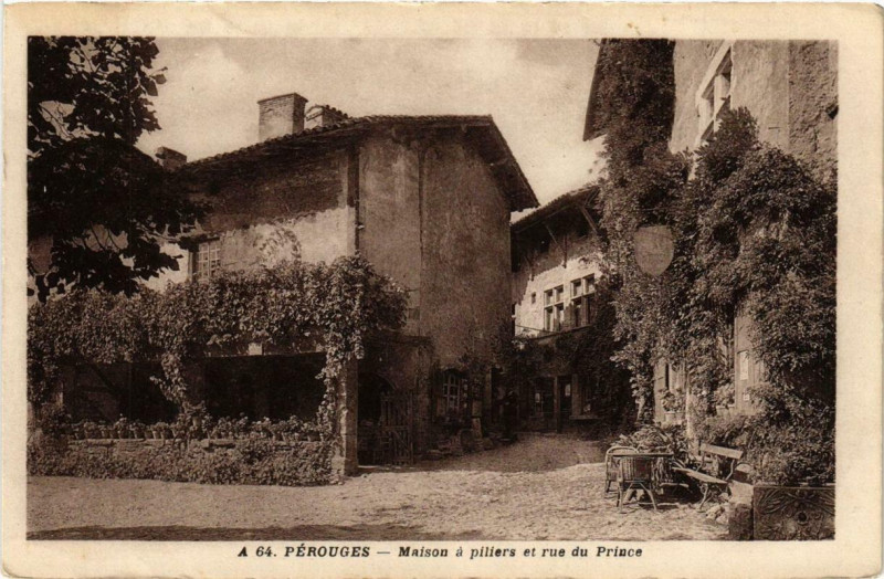 Carte postale ancienne Perouges Maison a piliers et rue du Prince à Pérouges