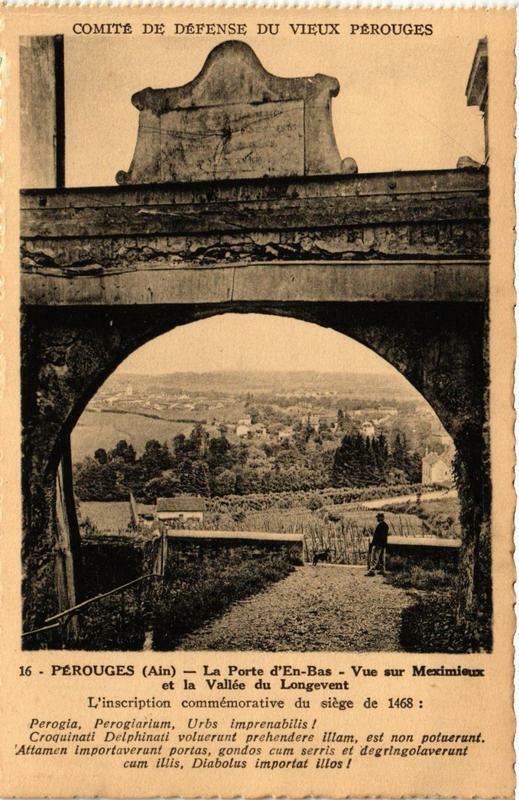 Carte postale ancienne Perouges La Porte d'En-Bas Vue sur Meximieux et la Vallée à Pérouges
