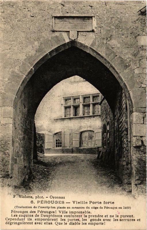 Carte postale ancienne Perouges Vieille Porte forte à Pérouges
