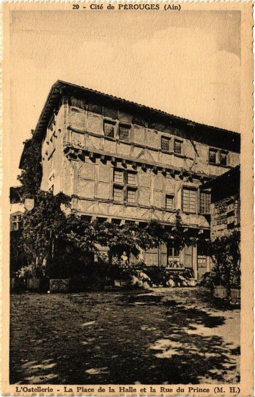 Carte postale ancienne Perouges La Place de la Halle et la Rue du Prince à Pérouges