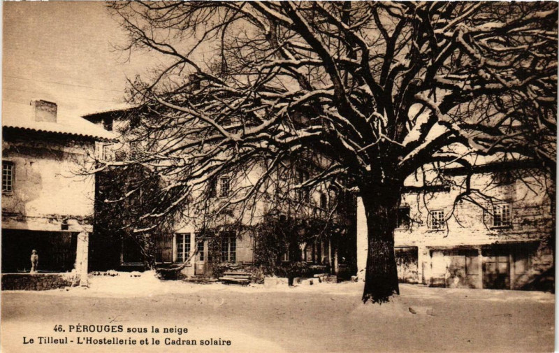 Carte postale ancienne Perouges sous la neige Le Tilleul à Pérouges