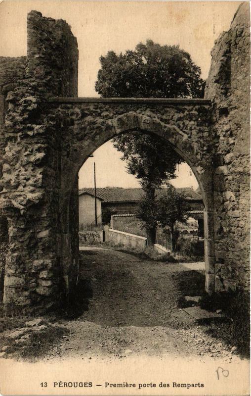 Carte postale ancienne Perouges Premiere porte des Remparts à Pérouges
