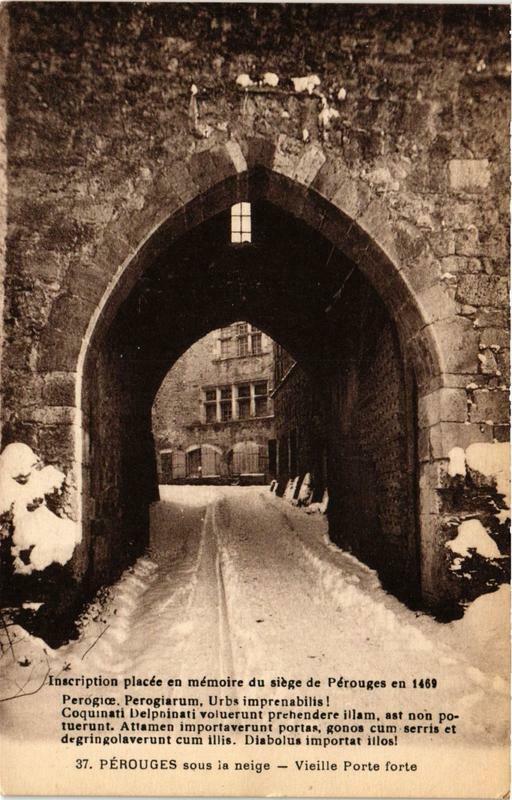 Carte postale ancienne Perouges sous la neige vieilles porte forte à Pérouges