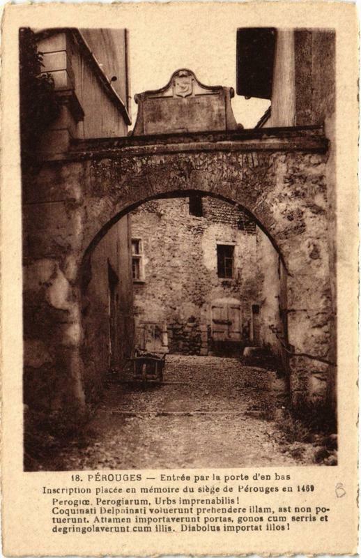 Carte postale ancienne Perouges Entrée par la porte d'en bas à Pérouges