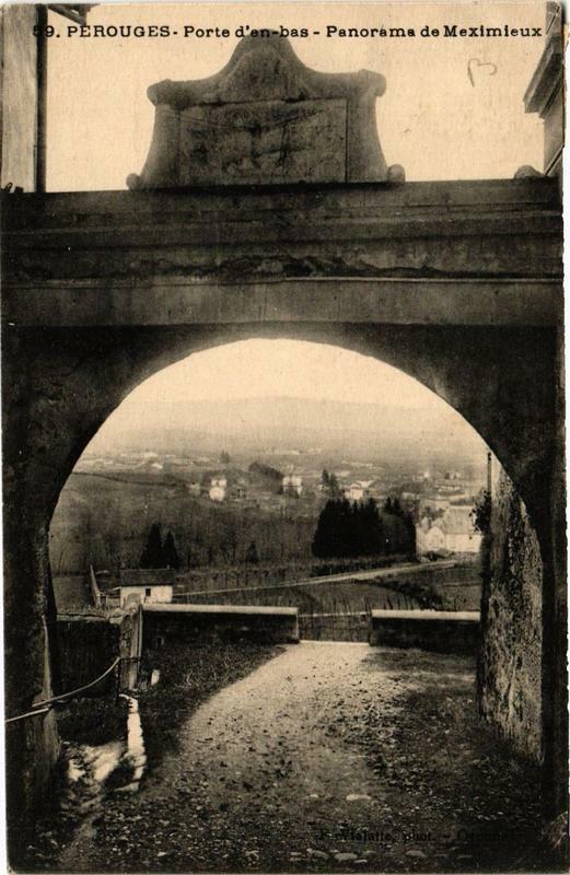Carte postale ancienne Perouges Porte d'En-Bas Panorama de Meximieux à Pérouges