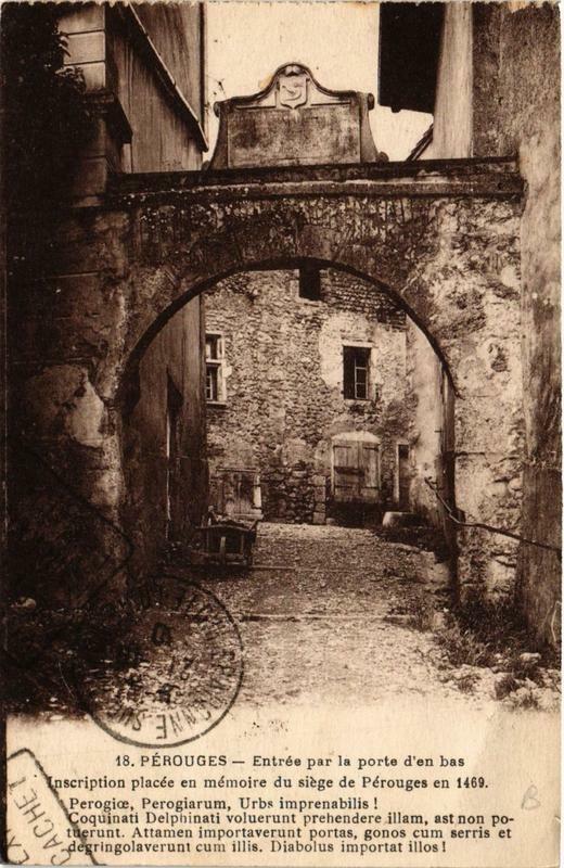 Carte postale ancienne Perouges Entrée par la porte d'en bas à Pérouges