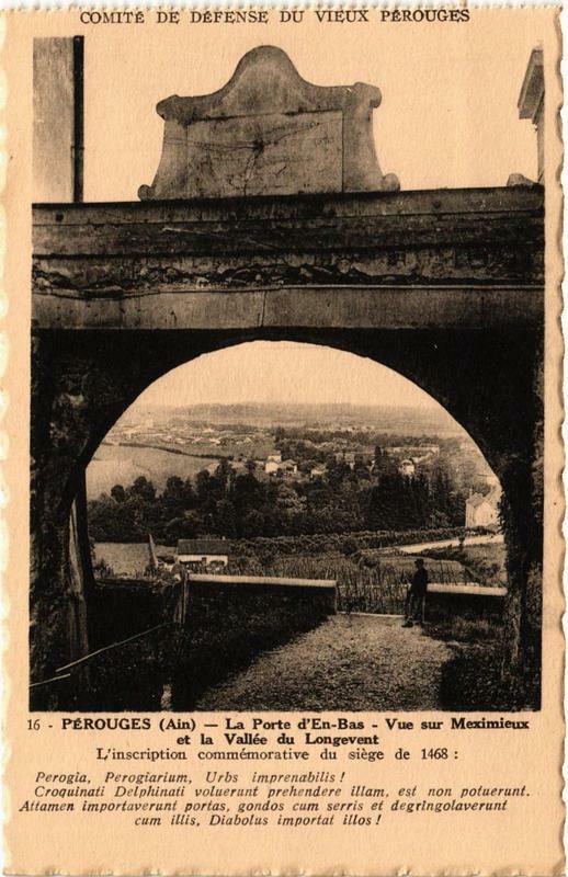 Carte postale ancienne Perouges La Porte d'En-Bas Vue sur Meximieux et la Vallée à Pérouges