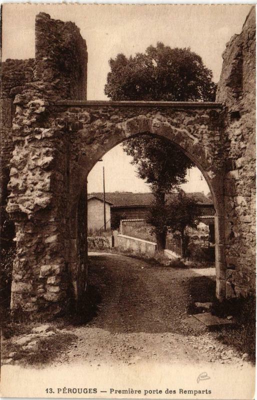 Carte postale ancienne Perouges Premiere porte des Remparts à Pérouges