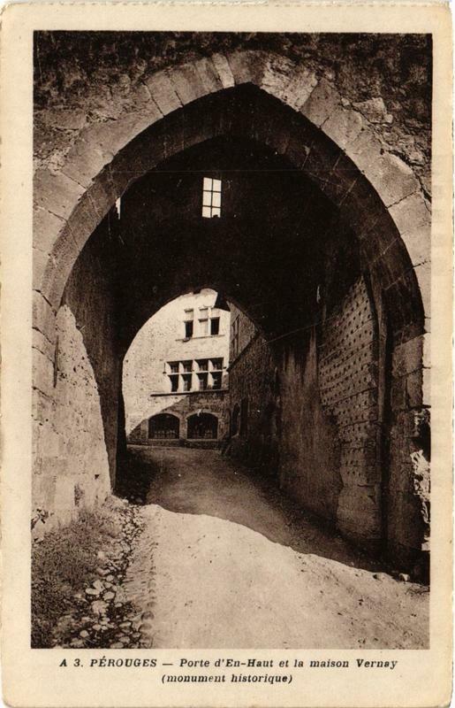 Carte postale ancienne Perouges Porte d'En-Haut et la maison Vernay à Pérouges