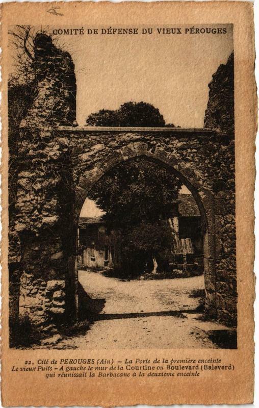 Carte postale ancienne Perouges La Porte de la premiere enceinte Le Vieux Puits à Pérouges