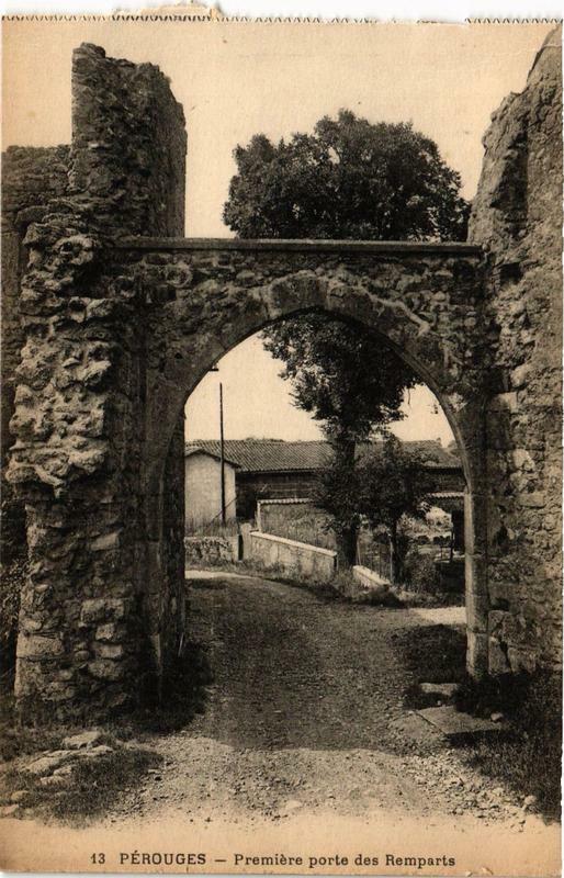 Carte postale ancienne Perouges Premiere porte des Remparts à Pérouges