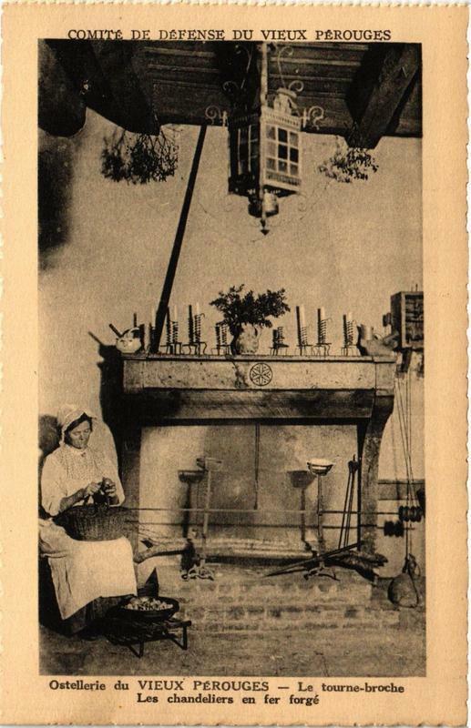 Carte postale ancienne Perouges Le tourne-broche Les chandeliers en fer forgé à Pérouges