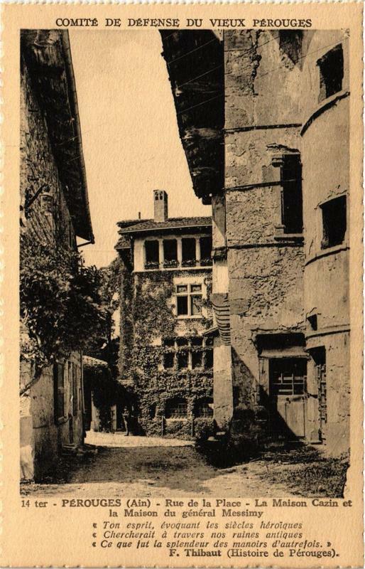Carte postale ancienne Perouges Rue de la Place La Maison Cazin et la Maison à Pérouges