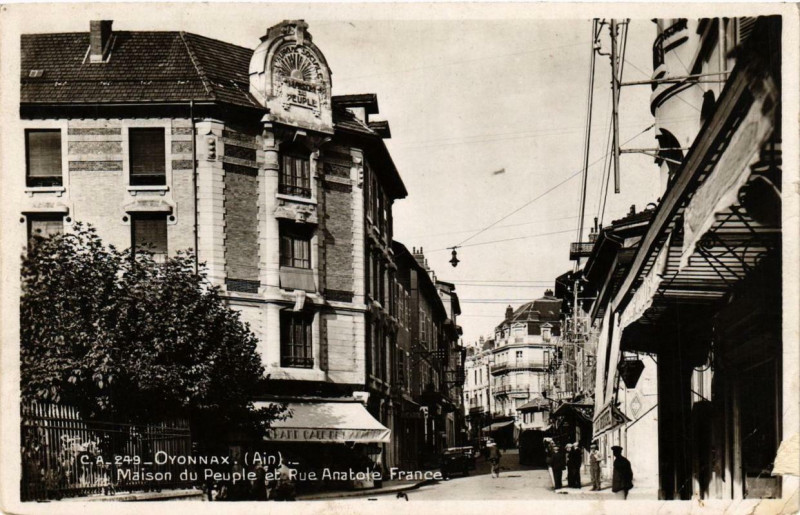 Carte postale ancienne Oyonnax Maison du Peuple et Rue Anatole France à Oyonnax