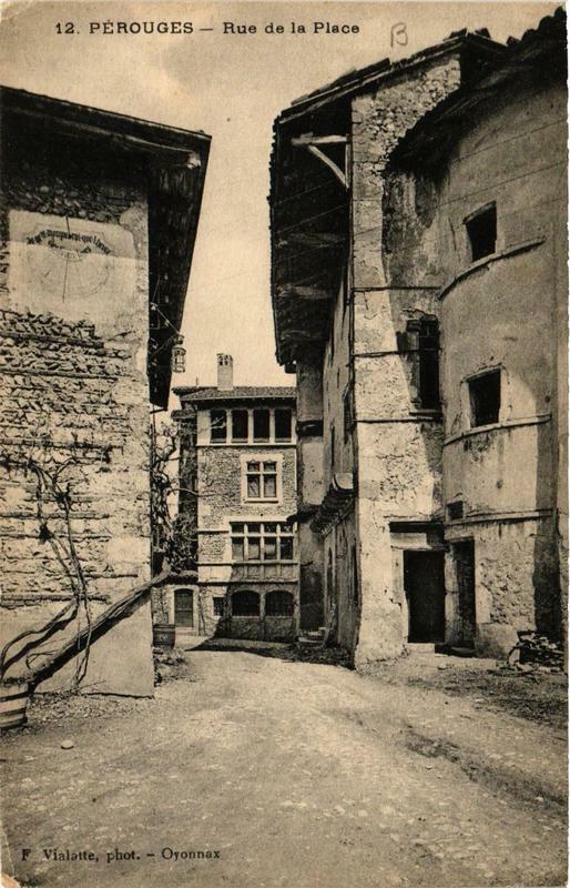 Carte postale ancienne Perouges Rue de la Place à Pérouges