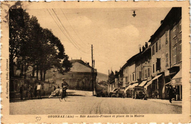 Carte postale ancienne Oyonnax Rue Anatole-FRANCe et place de la Mairie à Oyonnax