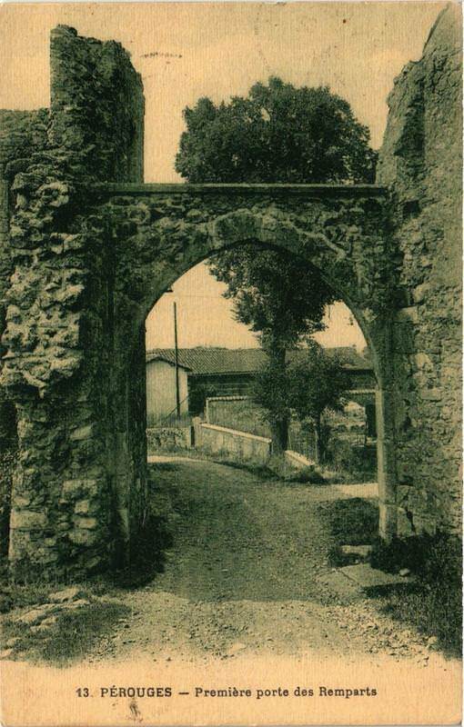 Carte postale ancienne Perouges Premiere porte des Remparts à Pérouges