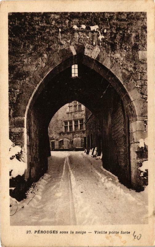 Carte postale ancienne Perouges sous la neige vieilles porte forte à Pérouges
