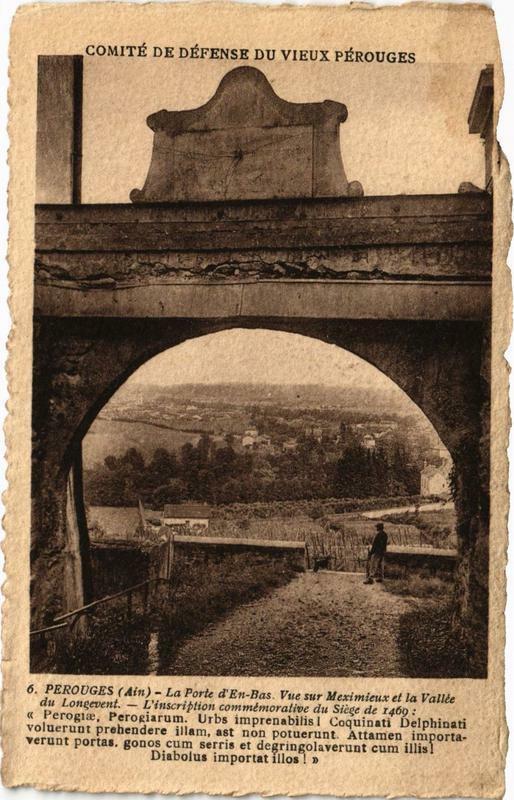 Carte postale ancienne Perouges La Porte d'En-Bas Vue sur Meximieux et la Vallée à Pérouges