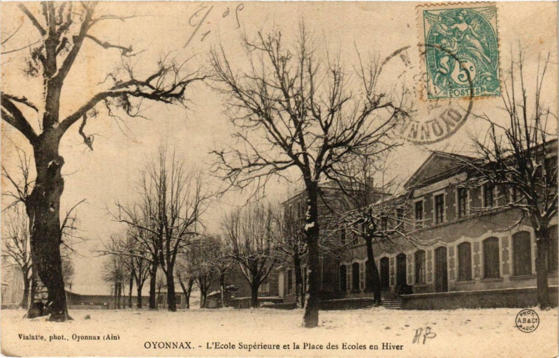 Carte postale ancienne Oyonnax L'Ecole Superieure et la Place des Ecoles à Oyonnax