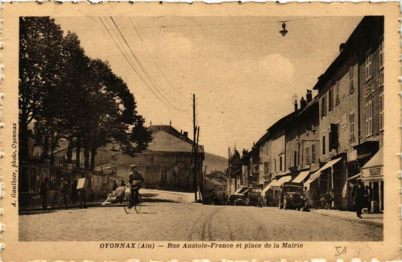 Carte postale ancienne Oyonnax Rue Anatole-FRANCe et place de la Mairie à Oyonnax