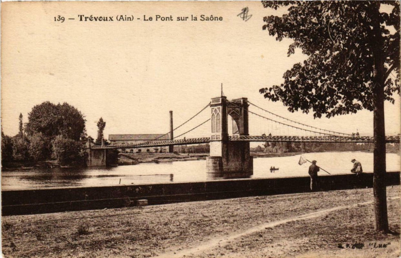 Carte postale ancienne Trevoux Le Pont sur la Saone à Trévoux