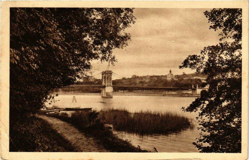 Carte postale ancienne Trevoux Vue sur la Saone à Trévoux
