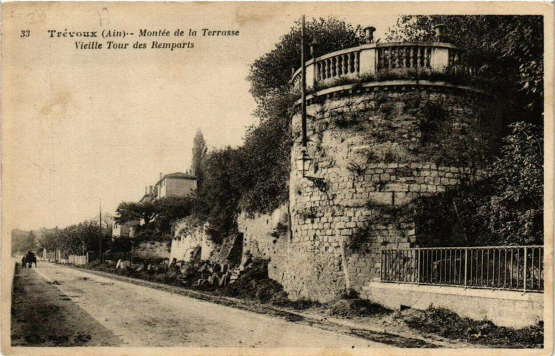 Carte postale ancienne Trevoux Montée de la Terrasse Vieille Tour des Remparts à Trévoux