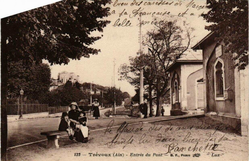 Carte postale ancienne Trevoux Entrée du Pont à Trévoux
