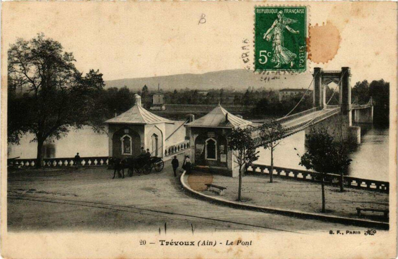 Carte postale ancienne Trevoux Le Pont à Trévoux