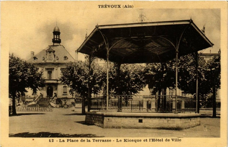 Carte postale ancienne Trevoux La Place de la Terrasse Le Kiosque et l'Hotel de Ville à Trévoux