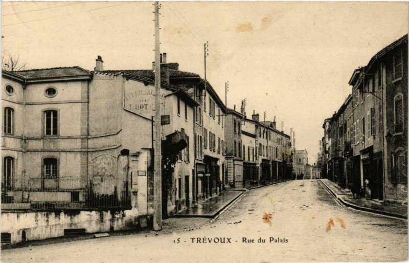 Carte postale ancienne Trevoux Rue du Palais à Trévoux
