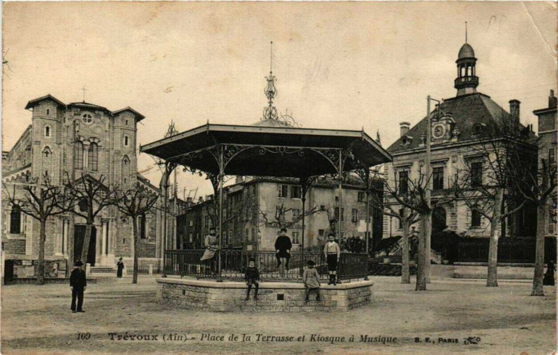 Carte postale ancienne Trevoux Place de la Terrasse et Kiosque a Musique à Trévoux