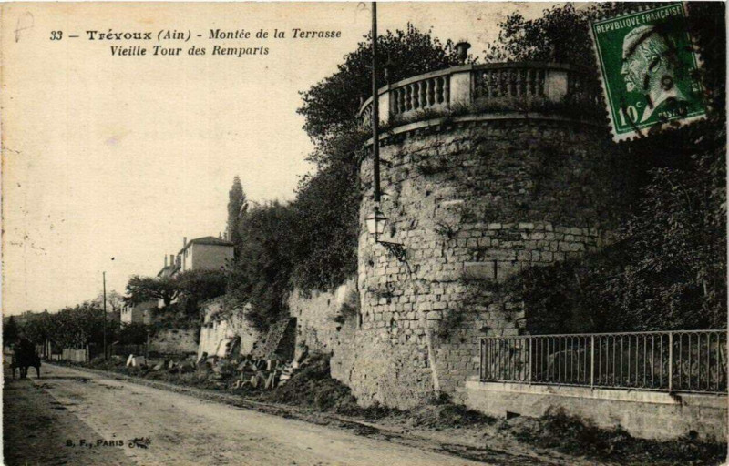 Carte postale ancienne Trevoux Montée de la Terrasse Vieille Tour des Remparts à Trévoux