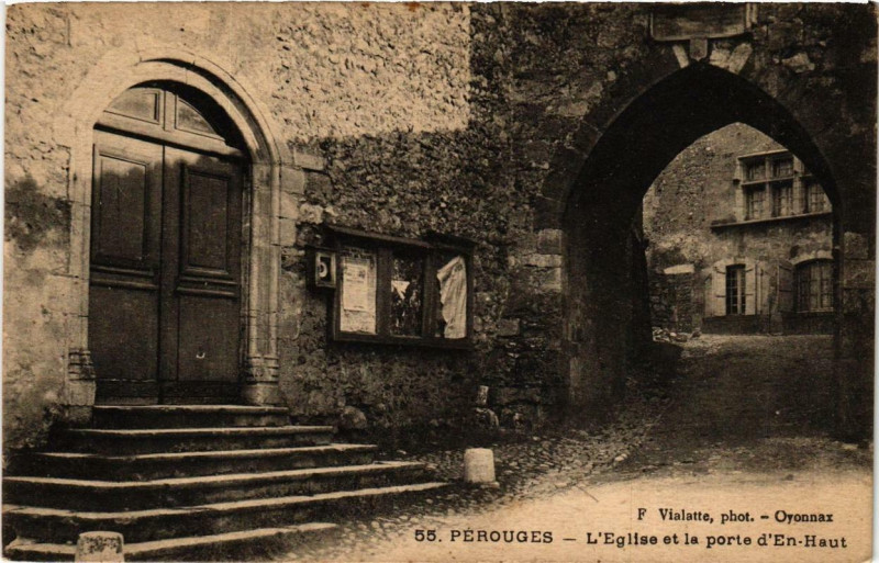 Carte postale ancienne Perouges L'Eglise et la porte d'En-Haut à Pérouges