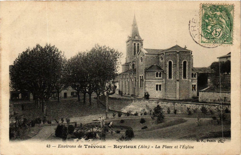 Carte postale ancienne Env. de Trevoux Reyrieux La Place et l'Eglise à Trévoux